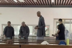 帕金斯:文班会像狼一样行动 不知道他和那些僧侣学到了什么 - 资讯配图