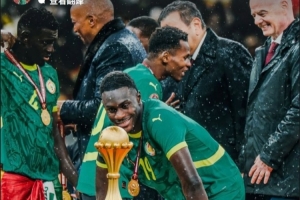 抗议！塞内加尔后卫尼亚卡特晒颁奖仪式照片：这不是AI，而是现实 - 资讯配图