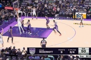 花了！文班篮下翻身轻松左手上篮 马刺次节3分钟已经得分50+ - 资讯配图