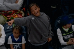 榜样的力量!兰德尔蛮牛暴扣打2+1 儿子场边兴奋庆祝满眼放光 - 资讯配图