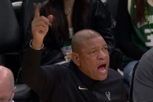 真是猪头啊!老里没有暂停但喊挑战 被罚一球杀死比赛…… - 资讯配图