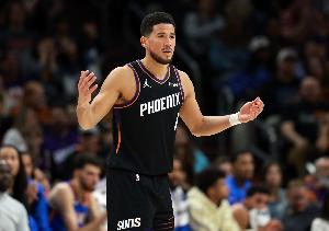 独木难支！布克27中11&罚球14中11空砍34分 首节12分&末节遭严防 - 资讯配图