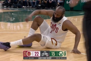 裁判就在眼前！哈登三分命中后踩到希姆斯脚上 没有加罚 - 资讯配图