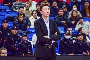 主教练易立指导因紧急家庭事务需要处理 将缺席今晚客战青岛比赛 - 资讯配图