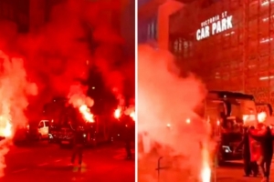 英媒:加拉塔萨雷球迷大量涌入利物浦,在街头燃放烟花、照明弹 - 资讯配图