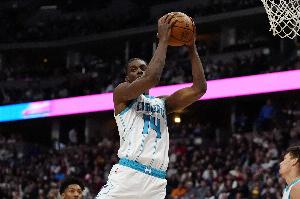 手腕扭伤？迪亚巴特主动犯规 随后自己走回更衣室 - 资讯配图