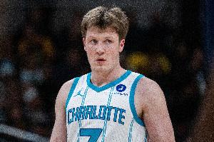 稳健！克尼佩尔23分钟14中8拿到22分 正负值+27 - 资讯配图