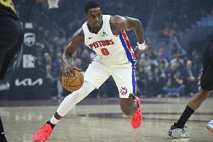 全明星中锋!杜伦半场7中5轻松砍下15分8篮板 其中4个前场篮板 - 资讯配图