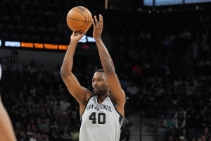 外线火力凶猛！马刺上半场三分24中13 巴恩斯+尚帕尼合计9中7 - 资讯配图