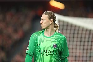 满分神迹!萨福诺夫再度封神9扑救零封蓝军 桑切斯5次被射正丢3球 - 资讯配图