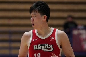 解说：杨瀚森半场只得两分很糟糕 你细节做好队友才会给你球 - 资讯配图