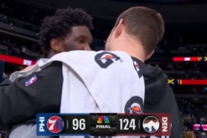 惺惺相惜！约基奇赛后和恩比德拥抱 相互搂着聊了一会 - 资讯配图