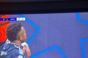 维尼修斯破门,皇马名宿贝尔社媒晒儿子在大屏幕前共同庆祝照片 - 资讯配图