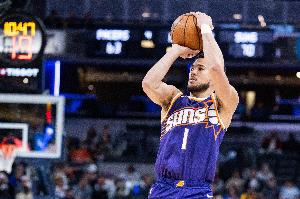 开局手感很热！布克首节6中4&三分2中1射落12分 连续打成2+1 - 资讯配图