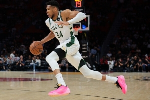 Shams：字母哥左膝过度伸展并伴随骨挫伤 将在一周后接受复查 - 资讯配图