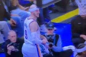 纯属本能反应！卡鲁索捡鞋赶紧防守 “鞋”防后自己都笑了！ - 资讯配图