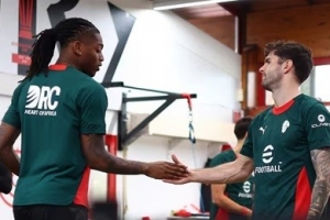 意天空：莱奥和普利西奇握手言和，上轮意甲的不传球风波已经过去 - 资讯配图