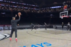 Logo比较大！利拉德昨日训练进了200个Logo三分 - 资讯配图