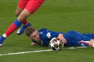 给寒王看晕了...帕尔默对抗中倒地示意对手犯规，反倒被吹了手球 - 资讯配图