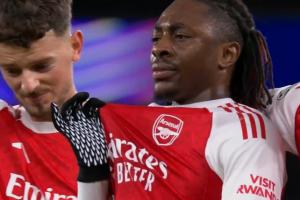 给他装到了！埃泽轰完世界波面无表情，身旁队友强烈对比 - 资讯配图