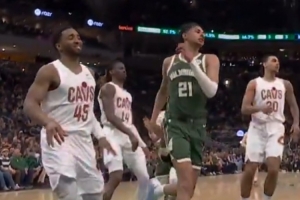 班门弄斧！吉昂在米切尔面前用后者招牌大回环脱手 米球王看笑了 - 资讯配图