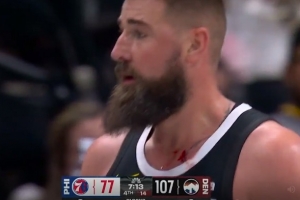 这么激烈嘛？瓦兰篮下一打二被破坏出界 脖子下面流血下场处理 - 资讯配图