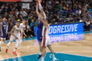 势大力沉！卡尔克布伦纳顺下接球 力压丰泰基奥暴力隔扣 - 资讯配图