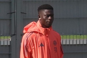 记者:拜仁冬窗新援巴拉·恩迪亚耶关节囊损伤,预计缺席三到四周 - 资讯配图