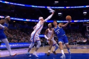 真有节目啊！卡鲁索鞋掉了&手拿着鞋盖帽席尔瓦上篮 被吹T！ - 资讯配图