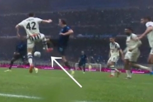 弗拉泰西禁区倒地时裁判录音:主裁和VAR都认为有接触,但很轻微 - 资讯配图