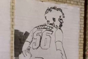 已赢得球迷的心！酋长球场附近出现道曼主题壁画 - 资讯配图