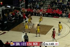 平地起惊雷！凯莱布·乐福突破暴扣帮助混音领先到4分 - 资讯配图