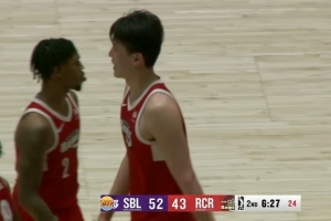 动作不太规范~杨瀚森用屁股挡人被吹掩护犯规 随后挡人再吃犯规 - 资讯配图