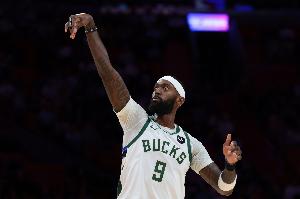 外线差了4倍!半场三分对比:雄鹿21中12 骑士仅16中3 - 资讯配图