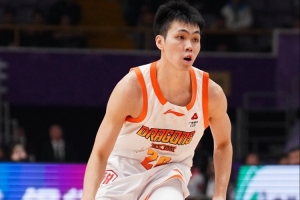 慢慢积累经验！庞峥麟12中5&三分5中1拿到14分2板3助 有3失误 - 资讯配图