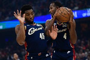 米切尔:莫布里在篮板球方面统治了比赛 我们希望他保持如此表现 - 资讯配图