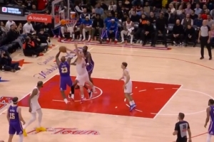 炉火纯青！詹姆斯持球单打 漂移后仰中投高难度命中 - 资讯配图