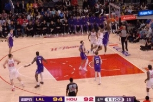 斯普利特点赞！詹姆斯篮下补防直接帽翻小史密斯上篮 - 资讯配图