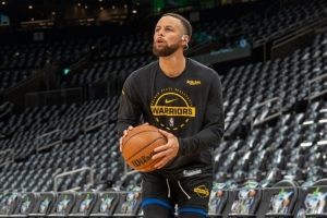 好久不见！勇士官方晒库里赛前球场热身投篮照 月底可能复出？ - 资讯配图