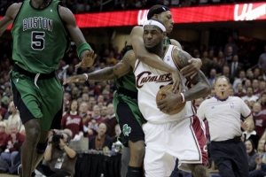 阿里纳斯：当年詹姆斯和皮尔斯不算宿敌 单论个人能力没得比较 - 资讯配图