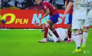 40岁波多尔斯基波甲替补登场，但2分钟后击打对手腹部被直红罚下 - 资讯配图