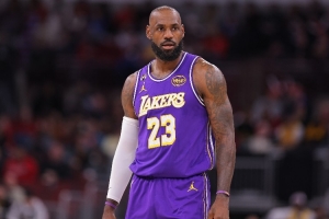 半场8中8！媒体人：詹姆斯反击劈扣 这竞技状态再打五年都没问题 - 资讯配图