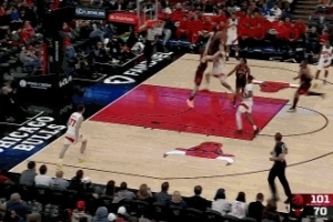 罚球线一步起跳！马穆反击中接球超远滑翔暴扣！ - 资讯配图