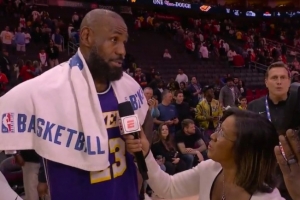 詹姆斯to记者:本该马上去冰敷 但你太棒了&我必须来接受你的采访 - 资讯配图