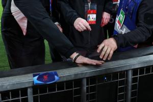 诺阿·朗手指严重割伤！ESPN晒照，工作人员对其受伤的地点检查 - 资讯配图