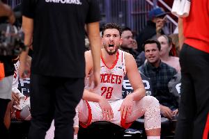 瑕疵收尾！申京复出15中10砍27分10助 休息2分钟回来手忙脚乱了 - 资讯配图