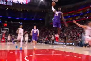 扣爽了！41岁詹姆斯飞速前插 超远滑翔战斧暴扣打停火箭 - 资讯配图