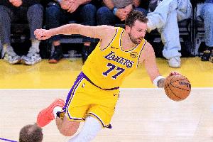 27岁19天!东契奇解锁生涯1600三分里程碑 NBA历史最年轻 - 资讯配图