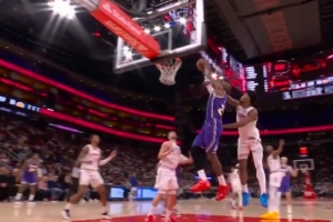 还得你来！里夫斯送助攻 詹姆斯空接扣篮打成2+1 - 资讯配图