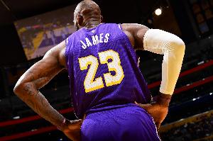 四旬老汉频虐筐!湖人自媒体:詹姆斯今天早上吃了啥玩意儿? - 资讯配图